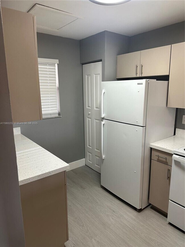 862 NE 209th St in North Miami Beach, FL - Building Photo - Building Photo