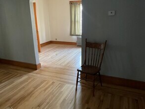 411 NE Main St, Unit B in Douglas, MA - Foto de edificio - Building Photo