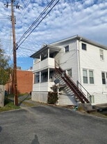137 W King St in Strasburg, VA - Building Photo