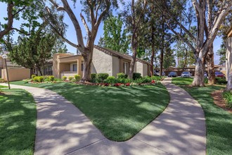 Upland Village Green in Upland, CA - Foto de edificio - Building Photo