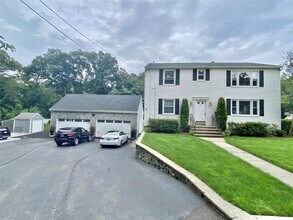 22 Laurel Ln in Lincoln, RI - Foto de edificio - Building Photo