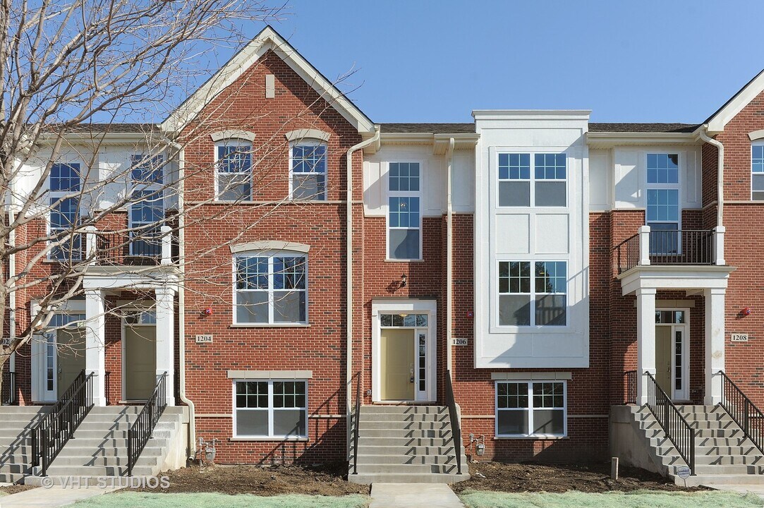 1206 Danforth Ct in Vernon Hills, IL - Building Photo