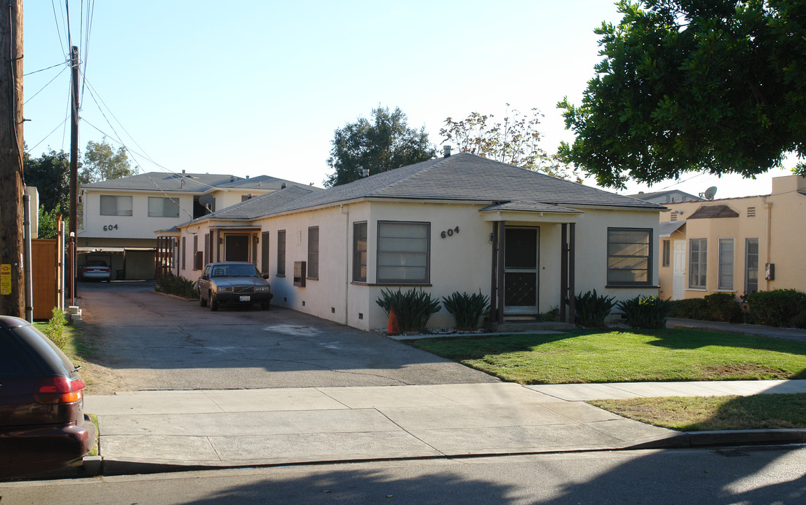 604 E Windsor Rd in Glendale, CA - Building Photo