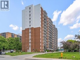 8591 Riverside Dr E in Windsor, ON - Building Photo