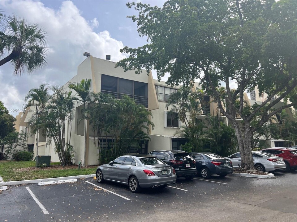 20200 W Country Club Dr in Aventura, FL - Building Photo