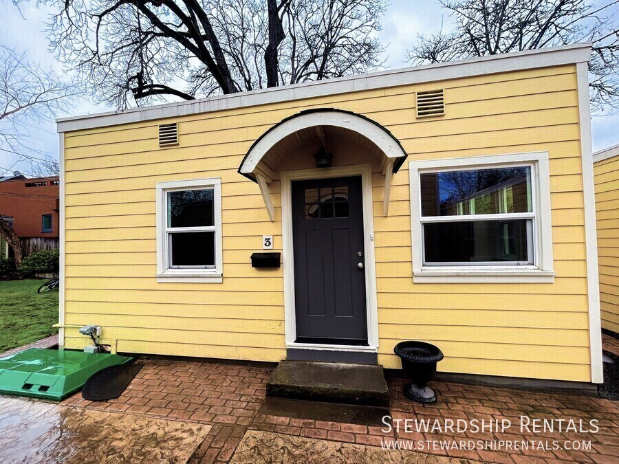 2024 Emerald St in Eugene, OR - Building Photo