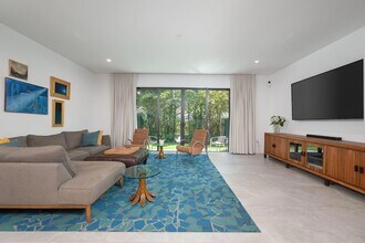 6864 SW 80th St in South Miami, FL - Building Photo - Building Photo