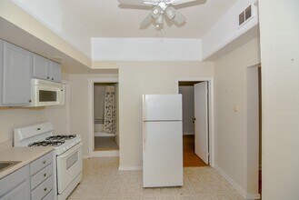 1739 W Huron St, Unit J07P in Chicago, IL - Building Photo - Building Photo