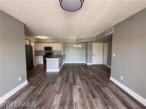 1240 Wildwood Lakes Blvd in Naples, FL - Foto de edificio - Building Photo