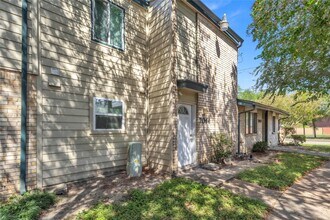 7044 S Dairy Ashford Rd in Houston, TX - Building Photo - Building Photo