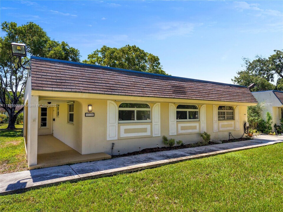 17144 SW 112th Ct in Miami, FL - Building Photo