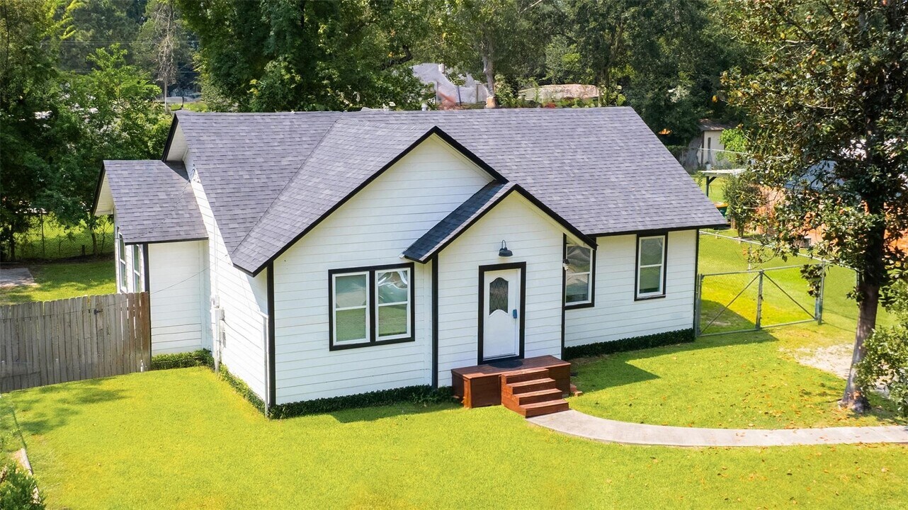 1010 Long St in Conroe, TX - Building Photo