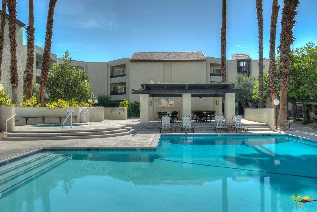 1550 S Camino Real in Palm Springs, CA - Building Photo