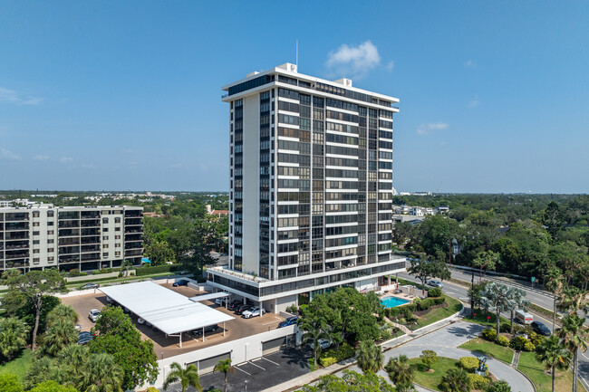 Embassy House in Sarasota, FL - Foto de edificio - Building Photo