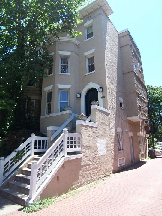 1906 1/2 Calvert St NW in Washington, DC - Building Photo