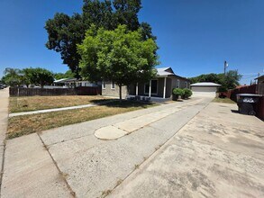 112 W Feemster Ave in Visalia, CA - Foto de edificio - Building Photo