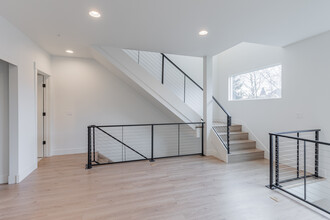 140 Sacramento Townhomes in Portland, OR - Building Photo - Interior Photo