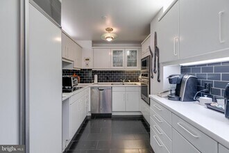 202-10 W Rittenhouse Square-Unit -1109 in Philadelphia, PA - Building Photo - Building Photo