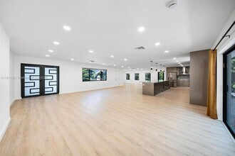 7401 Miami View Dr, Unit C13 in North Bay Village, FL - Building Photo - Building Photo