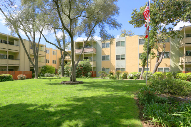 The Huntington Apartments in Sacramento, CA - Building Photo - Building Photo