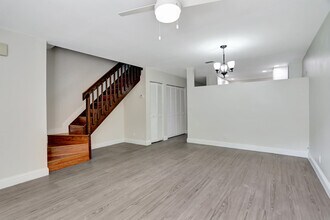 9775 Riverside Dr in Coral Springs, FL - Building Photo - Building Photo