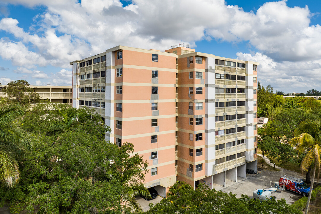 The Lakes of Inverrary Condominium in Lauderhill, FL - Building Photo