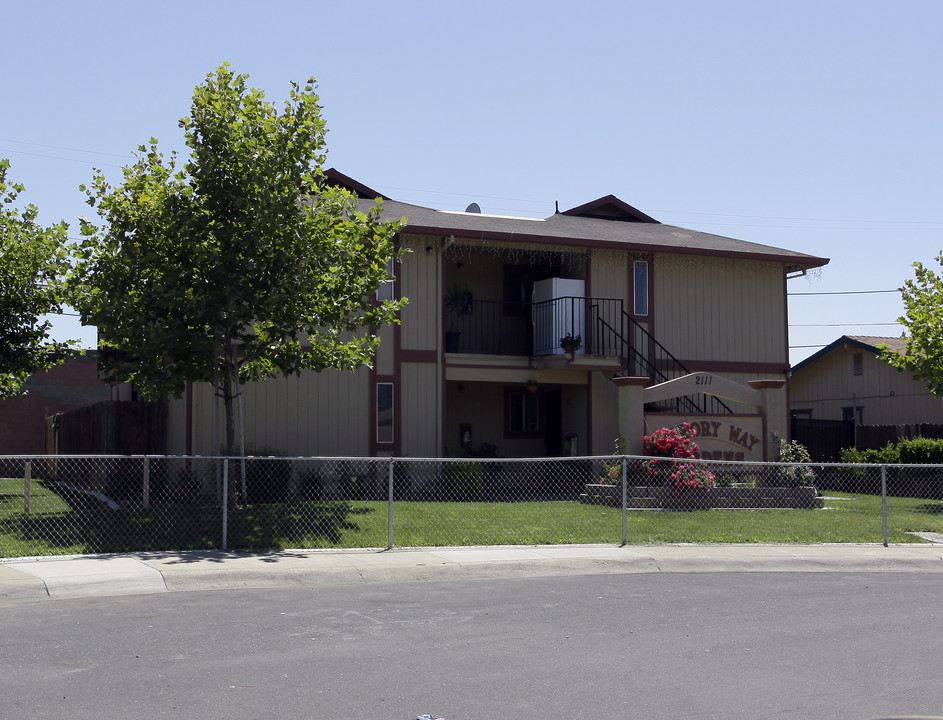 2111 Hickory Way in West Sacramento, CA - Building Photo