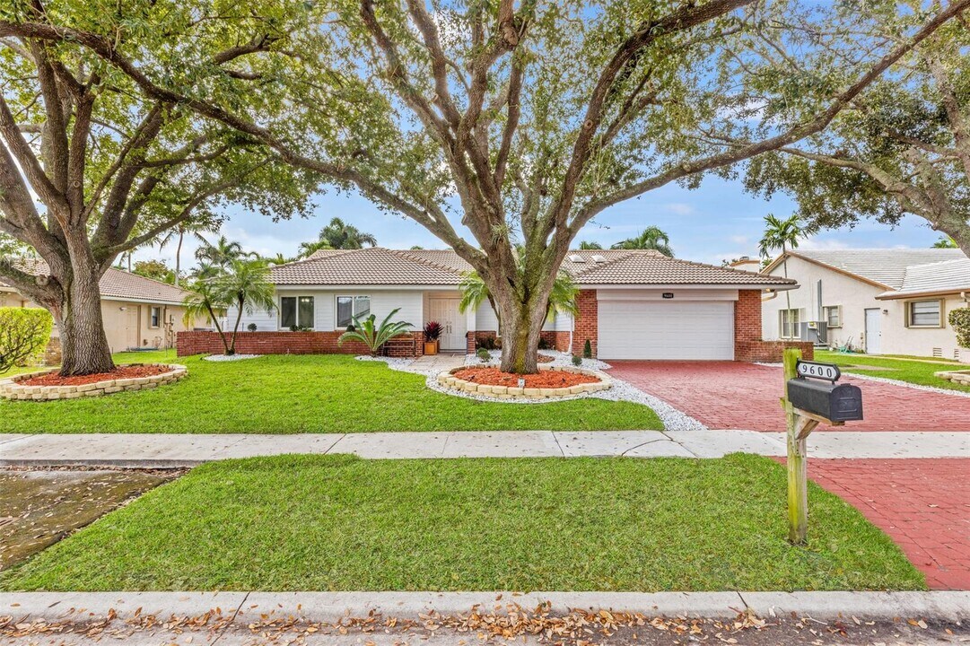 9600 NW 18th St in Plantation, FL - Building Photo