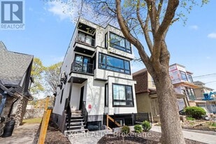 61 Pinehurst Ave in Ottawa, ON - Building Photo