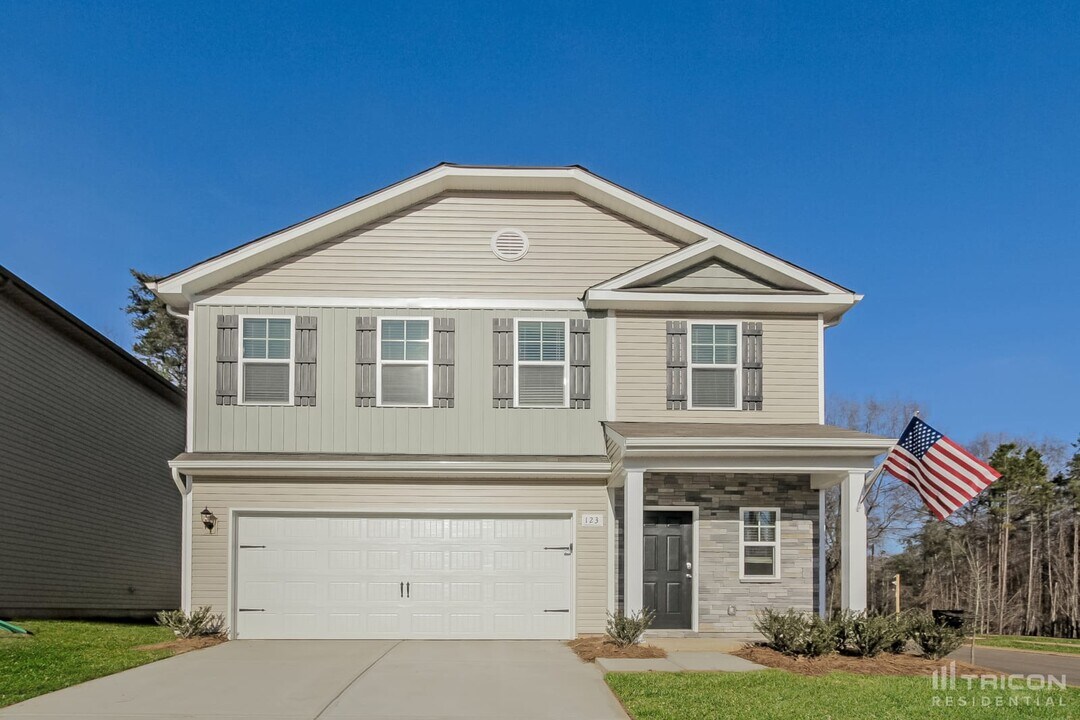 123 Spring Knoll Dr in Charlotte, NC - Building Photo