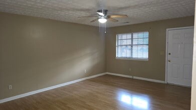 8372 Warren Dr, Unit 8372 in Douglasville, GA - Foto de edificio - Building Photo