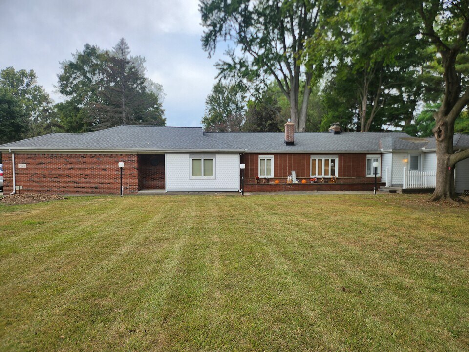7675 N Hix Rd in Westland, MI - Building Photo