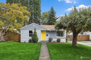 11332 12th Ave NE in Seattle, WA - Building Photo