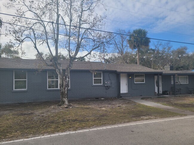 1320 S Oleander Ave in Sanford, FL - Foto de edificio - Building Photo