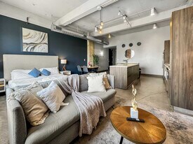 555 Evergreen St in Dallas, TX - Building Photo