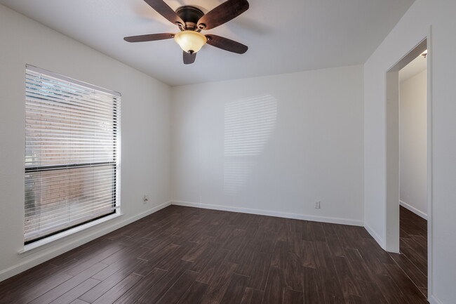 6967 Sunset Village Dr in San Antonio, TX - Building Photo - Building Photo