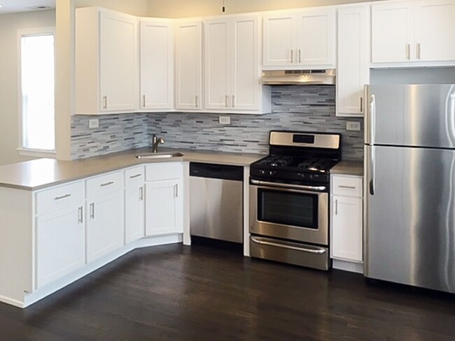 3639 N Paulina St, Unit 3639-CH2