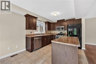 47 Plum Tree Ln in Grimsby, ON - Building Photo - Building Photo