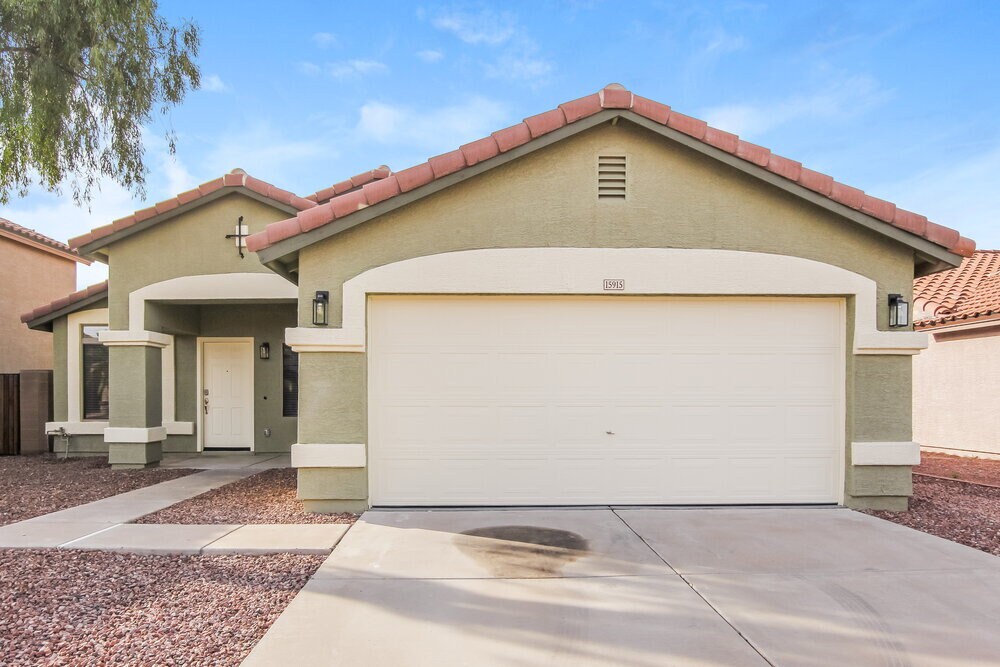 15915 W Tasha Dr in Surprise, AZ - Foto de edificio