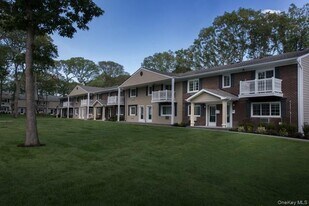 4 Dunstan Pl in Coram, NY - Building Photo