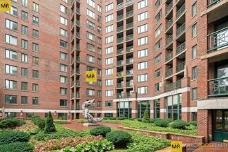 10 Rogers St, Unit PH2 in Boston, MA - Building Photo - Building Photo