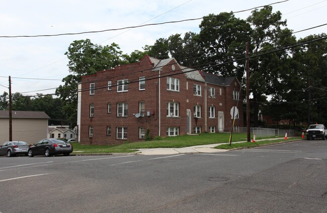 1633 28th St SE in Washington, DC - Foto de edificio - Building Photo