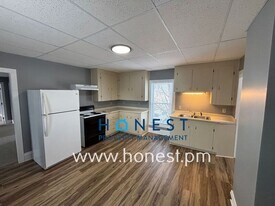 47 James St in Auburn, ME - Building Photo