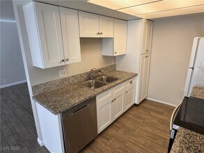 617 Pepper Tree Cir in Henderson, NV - Building Photo - Building Photo