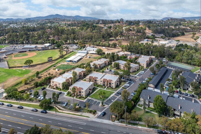 55+ Senior Living at Quail Creek Apartments in Escondido, CA - Foto de edificio - Building Photo