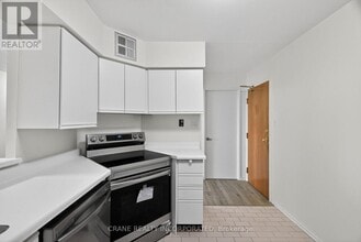 326-326 Major Mackenzie Dr E in Richmond Hill, ON - Building Photo - Building Photo