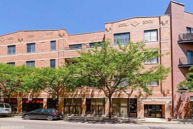 2040 W Belmont Ave, Unit 0201 in Chicago, IL - Building Photo