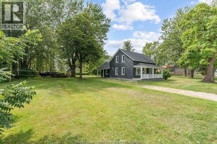 2900 Front Rd in Windsor, ON - Building Photo