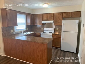 135 W Victoria Ct in Greenville, NC - Building Photo - Building Photo