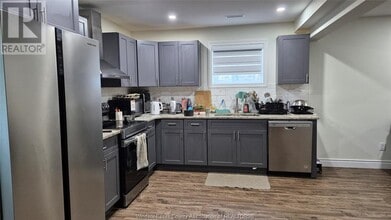 2442 Lambton St in Windsor, ON - Building Photo - Building Photo